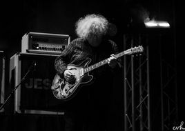 I Jesus and Mary Chain contro lo shoegaze ed Eddie Van Halen