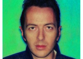 Joe Strummer è ancora vivo, perché "il futuro non è scritto"