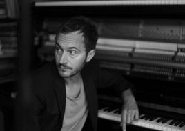 Accadde oggi 29 aprile: Editors, Mick Ronson, Anggun, Westlife, Willie Nelson, Mike Peters