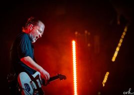 Thom Yorke raggiunge Flea sul palco, ed è funky