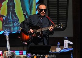 Elvis Costello: "Non ascolto i Pink Floyd: sono noiosi"