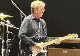 Gli lanciano un vinile addosso: Eric Clapton abbandona il palco