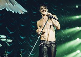 Yungblud fa crowdsurfing in sedia a rotelle