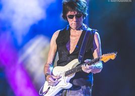 Jeff Beck, in arrivo la biografia "Blow By Blow"