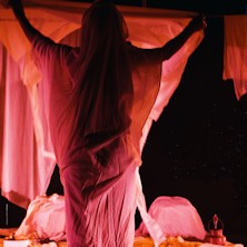 Alla mia eta' mi nascondo ancora per fumare