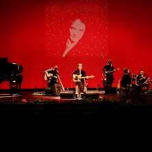 Red Canzian in Rosso Natale