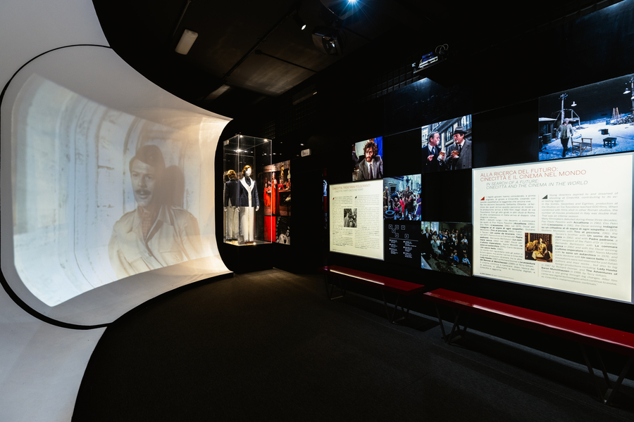 Luisa Ranieri in Diamanti&copy;BlackAlpaca