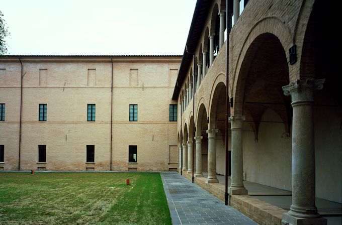 Musei San Domenico, scorcio esterno del portico
