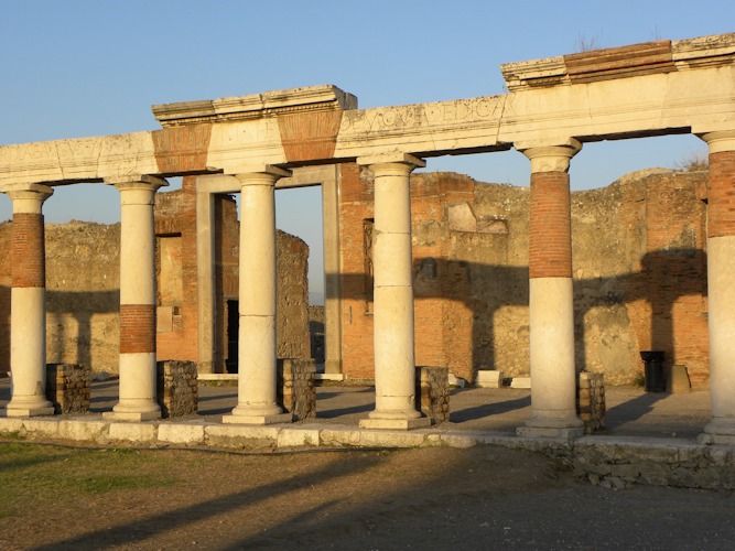 Pompei Foro con Vesuvio